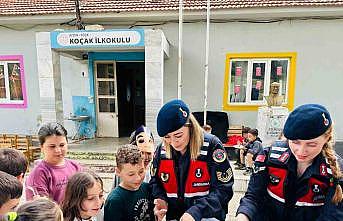 Jandarmadan çocuklara 23 Nisan pastası