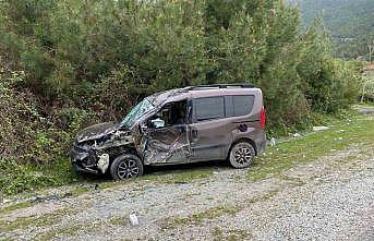 Kamyon ile hafif ticari araç çarpıştı: 5 yaralı
