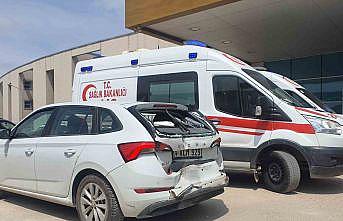 Kamyonet ile otomobil çarpıştı: 3 yaralı