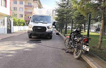 Kamyonetle çarpışan motosiklet sürücüsü ağır yaralandı