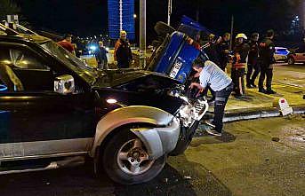 Kamyonetle otomobil çarpıştı, araçlarda sıkışanları itfaiye kurtardı: 3 yaralı