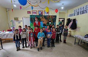 Karagöz ve Hacivat, köy okullarında çocuklarla buluşuyor
