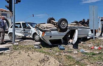 Karamanda çarpışan otomobillerden birisi ters döndü: 2 yaralı