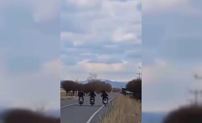 Karayolunda akrobatik hareketler yapan motosikletliler yakalandı