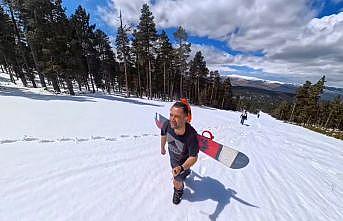 Karsta bahar ortasında snowboard keyfi