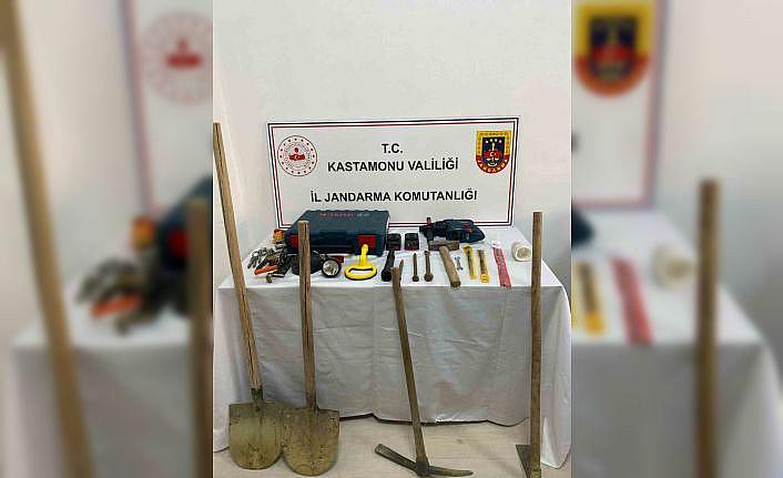 Kastamonuda izinsiz kazı yapan şahıslara jandarmadan suçüstü