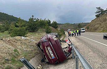 Kastamonuda virajı alamayan otomobil şarampole devrildi: 3 yaralı