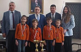 Kaymakam Memiş, tenis  şampiyonlarını ödüllendirdi