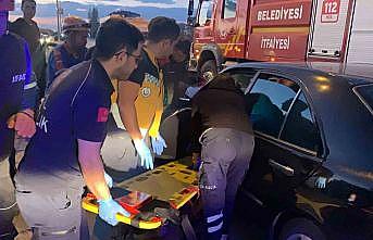 Kazada yaralanan baba, ağlayan oğlunun elini tutarak sakinleştirdi