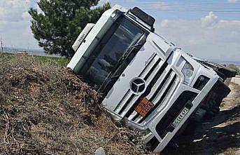 Kırıkkalede akaryakıt yüklü tanker şarampole devrildi