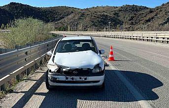 Kırıkkalede otomobil bariyerlere çarptı: 1 yaralı