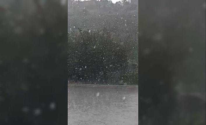 Kocaelide aniden bastıran dolu sürücülere zor anlar yaşattı
