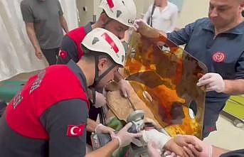 Koluna saplanan demir şişle ameliyata alındı