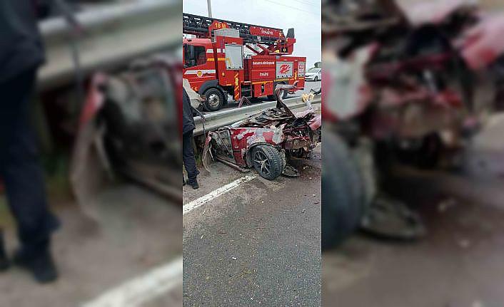 Kontrolden çıkan otomobil bariyerlere saplandı: 2 ağır yaralı