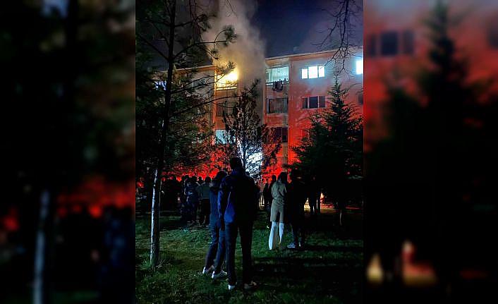 Konyada apartmanda çıkan yangın korkuttu