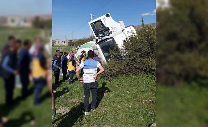 Konyada beton mikseri devrildi: 2 yaralı