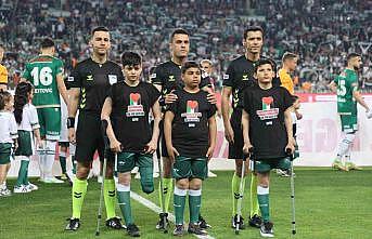 Konyaspor - Galatasaray maçı hakemin rahatsızlanması nedeniyle gecikmeli başladı