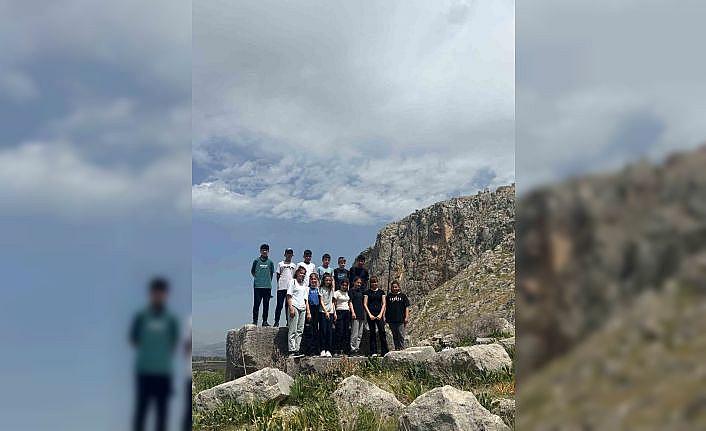 Kozanda çocuklar kent konseyi ile  tarihi yerleri öğreniyor