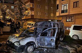 Küçükçekmecede park halindeki araç alev alev yandı