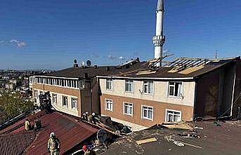 Kuvvetli rüzgarda uçan çatı iki binanın çatısına savruldu