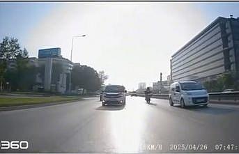 Makas atarak trafiği tehlikeye sokan otomobil kamerada