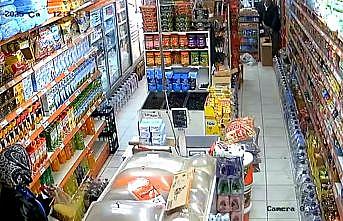 Markette deprem anı kamerada: Ürünler yere düştü