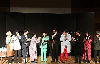 Mektep Melikgazinin oyuncuları performanslarıyla alkış topladı