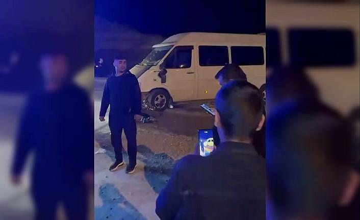 Minibüs ile motosiklet çarpıştı: 1 yaralı