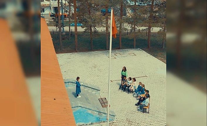 Minik yüreklerden jandarmaya anlamlı şiir: quot;Köyümüzün kahramanı jandarmaquot;
