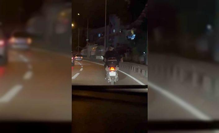 Motosiklete ters bindi, tehlikeli anlar kamerada