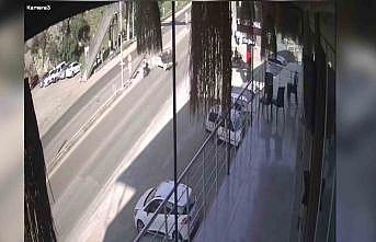 Motosikletin hafif ticari araca ok gibi saplandığı kaza kamerada