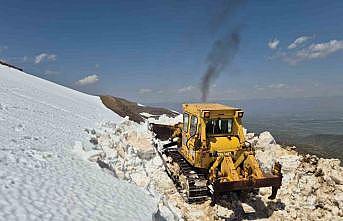 Muşta 2 metreyi bulan karda yol açma çalışması