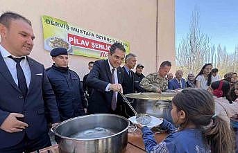 Okul bahçesindeki pilav şenliğinde öğrenciler