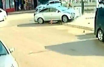 Otomobil elektrik panosuna çarptı: Kaza anı kamerada