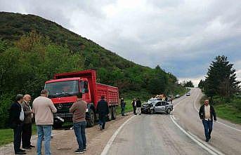Otomobil ile kamyonet çarpıştı: 1 ölü, 1 yaralı