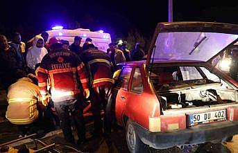 Otomobil kırmızı ışıkta bekleyen araca çarptı: 2 yaralı