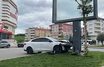 Otomobil reklam panosuna çarptı, sürücü kazayı yara almadan atlattı