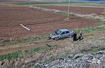 Otomobil şarampole yuvarlandı, araçtakiler burnu bile kanamadan kurtuldu