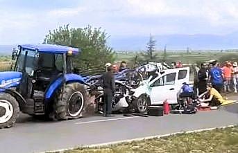 Otomobilin traktöre çarptığı kazada ağır yaralanan kadın kurtarılmadı