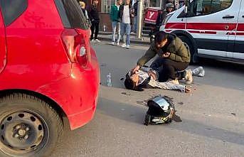 Otomobille çarpışan motosiklet sürücüsü yaralandı