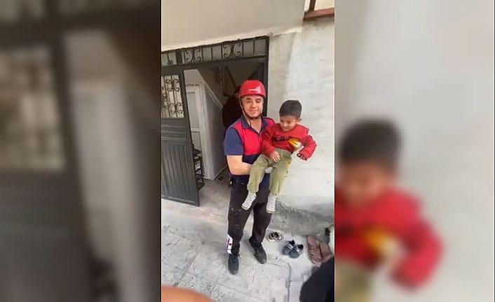 Oyun oynarken mahsur kalan çocuğu itfaiye ekipleri kurtardı