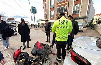 Park halindeki otomobile çarpman motosikletin sürücüsü yaralandı