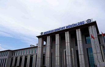 Polis kaza kurşunu ile arkadaşını yaraladı