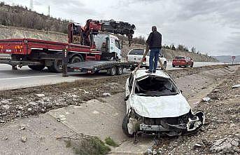 Refüje giren otomobilde 4 kişi yaralandı