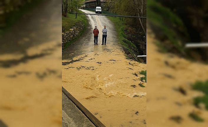 Sağanak yağış etkili oldu, köy yolu nehre döndü