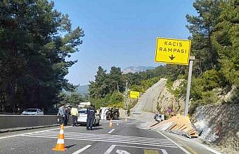 Sakar rampasında freni patlayan kamyon kazasında bir yaralı