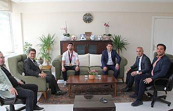Şampiyon Kamaldan Kaymakam Özdemir ve Başkan Dönmeze ziyaret