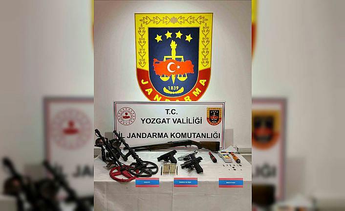 Şefaatlide tarihi eser ve silah ele geçirildi