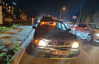 Şerit değiştirmeye çalışan motosiklet otomobile çarptı