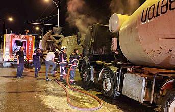 Seyir halindeki beton mikseri alev aldı
